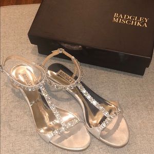 PERFECT! Badgley Mischka Yadira silver leather 10M